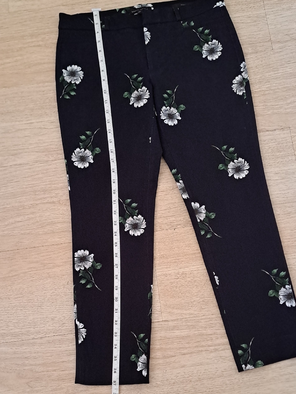 Banana Republic Black Floral Ankle Jeans  White Daisy Like Flowers . - Picture 5 of 11